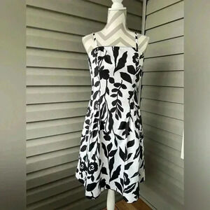 White House Black Market removable strap black and white floral  Sz 10